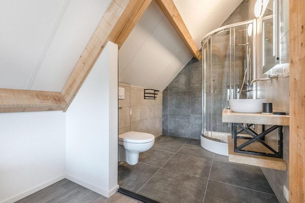 Foto van Bungalow met uitzicht op vijver - Vakantiehuis in Baarle-nassau - BathRoom