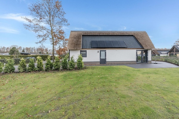 Foto van Bungalow met uitzicht op vijver - Vakantiehuis in Baarle-nassau - GardenSummer