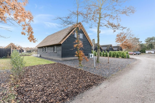 Foto van Bungalow met uitzicht op vijver - Vakantiehuis in Baarle-nassau - ExteriorSummer