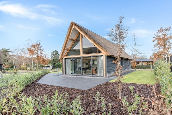 Foto van Bungalow met uitzicht op vijver - Vakantiehuis in Baarle-nassau - ExteriorSummer