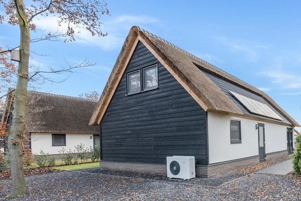 Foto van Bungalow met uitzicht op vijver - Vakantiehuis in Baarle-nassau - ExteriorSummer