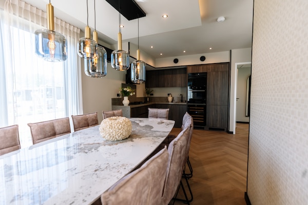Foto van Verblijf met privézwembad en hot tub - Vakantiehuis in Waarland - DiningRoom