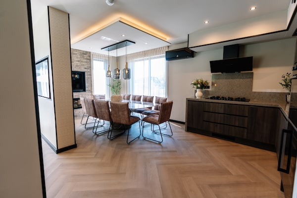 Foto van Verblijf met privézwembad en hot tub - Vakantiehuis in Waarland - DiningRoom