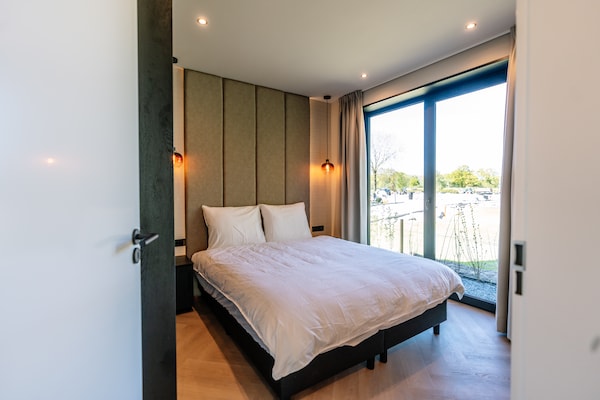 Foto van Verblijf met privézwembad en hot tub - Vakantiehuis in Waarland - BedRoom