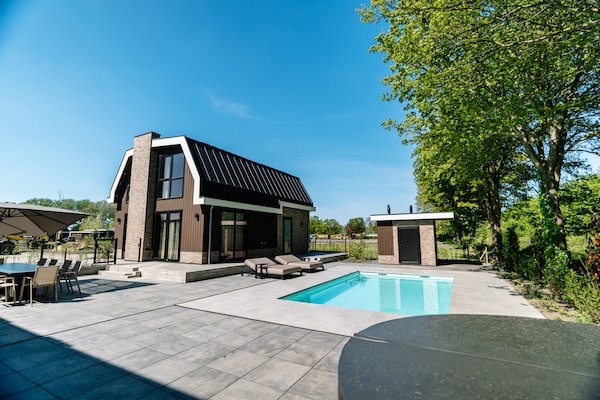 Foto van Verblijf met privézwembad en hot tub - Vakantiehuis in Waarland - ExteriorSummer