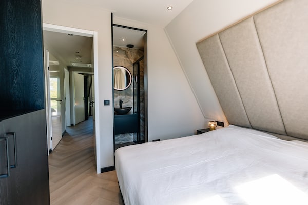 Foto van Verblijf met privézwembad en hot tub - Vakantiehuis in Waarland - BedRoom