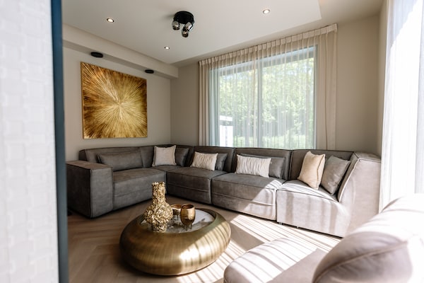 Foto van Verblijf met privézwembad en hot tub - Vakantiehuis in Waarland - LivingRoom