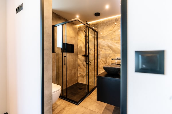 Foto van Verblijf met privézwembad en hot tub - Vakantiehuis in Waarland - BathRoom