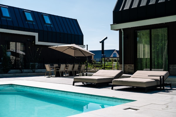 Foto van Verblijf met privézwembad en hot tub - Vakantiehuis in Waarland - TerraceBalcony