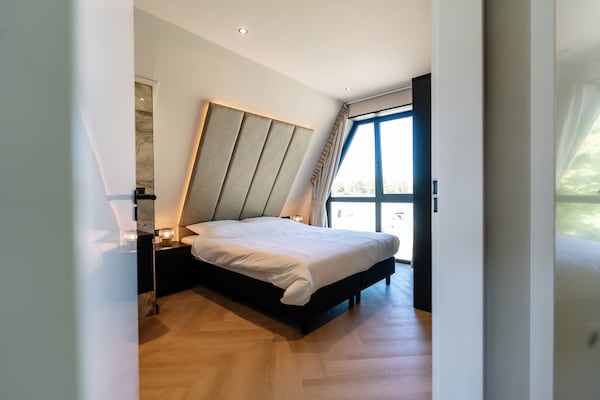 Foto van Verblijf met privézwembad en hot tub - Vakantiehuis in Waarland - BedRoom