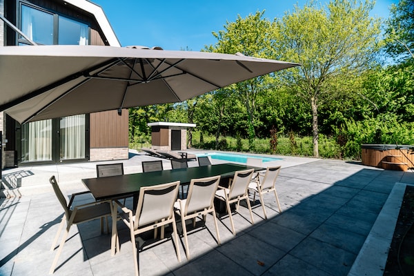 Foto van Verblijf met privézwembad en hot tub - Vakantiehuis in Waarland - TerraceBalcony