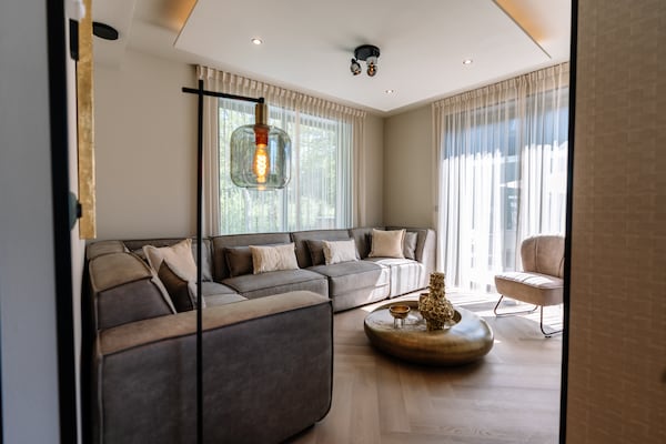 Foto van Verblijf met privézwembad en hot tub - Vakantiehuis in Waarland - LivingRoom