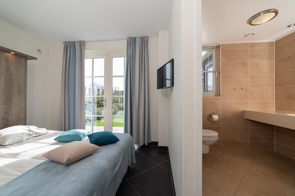 Foto van Villa in Colijnsplaat met Privézwembad - Vakantiehuis in Colijnsplaat - BedRoom