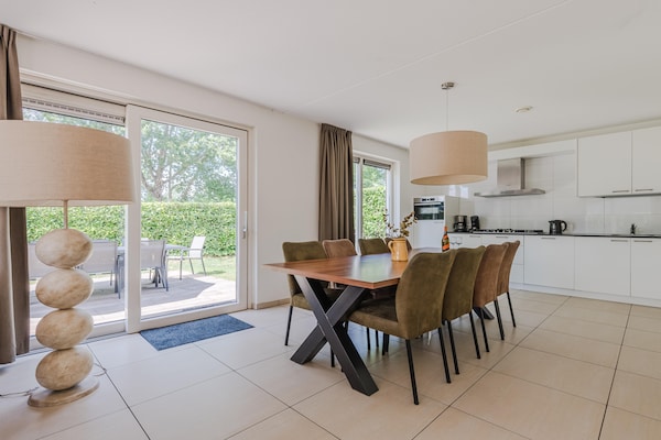 Foto van Villa in Arcen met Privézwembad & Wellness - Vakantiehuis in Arcen - DiningRoom