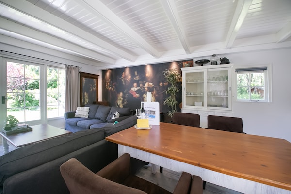 Foto van Villa in Drents-Friese Woud met Zwembad - Vakantiehuis in Wateren - DiningRoom