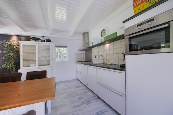 Foto van Villa in Drents-Friese Woud met Zwembad - Vakantiehuis in Wateren - Kitchen