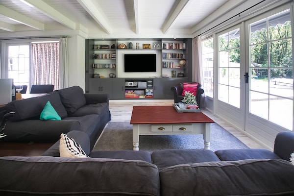 Foto van Villa in Drents-Friese Woud met Zwembad - Vakantiehuis in Wateren - LivingRoom