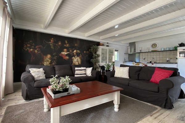 Foto van Villa in Drents-Friese Woud met Zwembad - Vakantiehuis in Wateren - LivingRoom