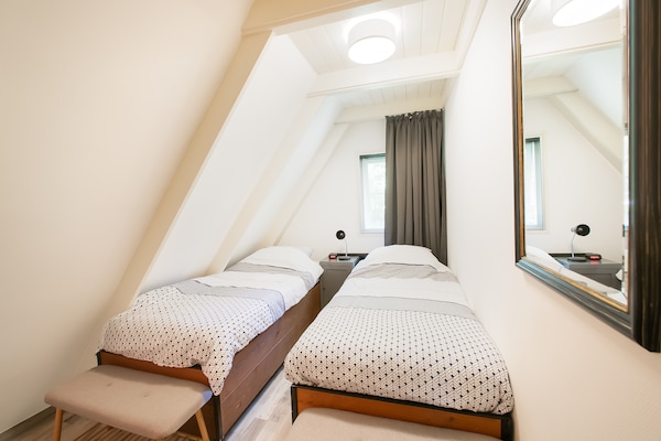 Foto van Villa in Drents-Friese Woud met Zwembad - Vakantiehuis in Wateren - BedRoom