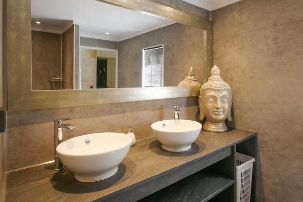 Foto van Villa in Drents-Friese Woud met Zwembad - Vakantiehuis in Wateren - BathRoom