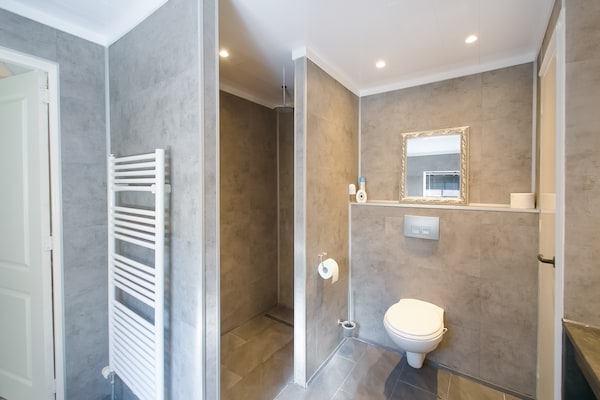 Foto van Villa in Drents-Friese Woud met Zwembad - Vakantiehuis in Wateren - BathRoom