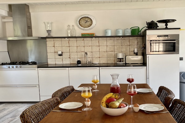 Foto van Villa in Drents-Friese Woud met Zwembad - Vakantiehuis in Wateren - Kitchen