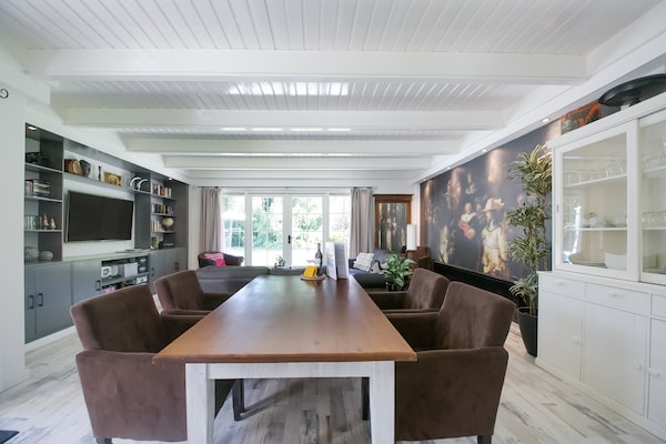 Foto van Villa in Drents-Friese Woud met Zwembad - Vakantiehuis in Wateren - DiningRoom