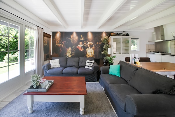 Foto van Villa in Drents-Friese Woud met Zwembad - Vakantiehuis in Wateren - LivingRoom