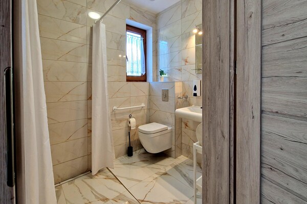 Foto van Vakantiehuis in Wiśniowa met zwembad en bos - Vakantiehuis in Iwierzyce - BathRoom