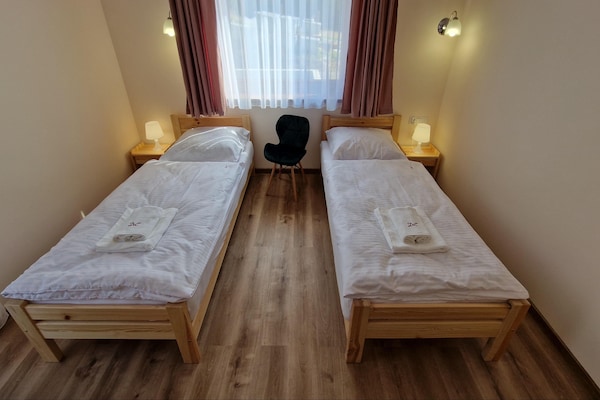 Foto van Vakantiehuis Wiśniowa met Zwembad en Bergen - Vakantiehuis in Iwierzyce - BedRoom