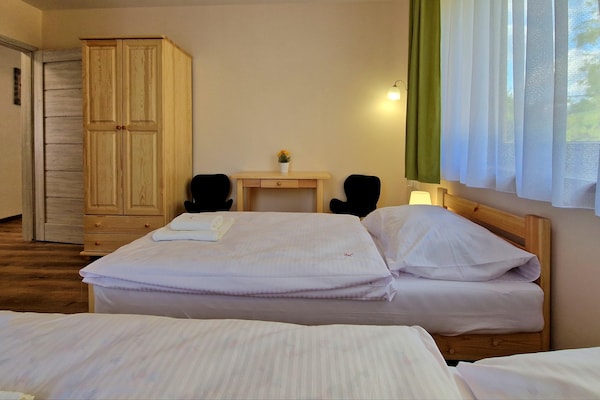 Foto van Vakantiehuis Wiśniowa met Zwembad en Bergen - Vakantiehuis in Iwierzyce - BedRoom