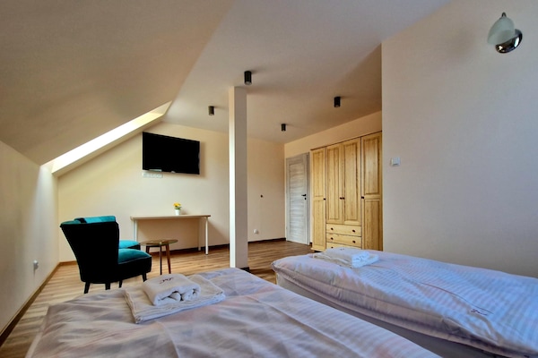 Foto van Vakantiehuis Wiśniowa met Zwembad en Bergen - Vakantiehuis in Iwierzyce - BedRoom