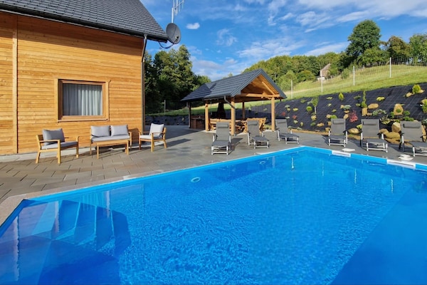 Foto van Vakantiehuis Wiśniowa met Zwembad en Bergen - Vakantiehuis in Iwierzyce - ExteriorSummer