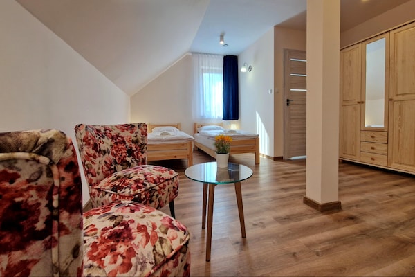 Foto van Vakantiehuis Wiśniowa met Zwembad en Bergen - Vakantiehuis in Iwierzyce - BedRoom