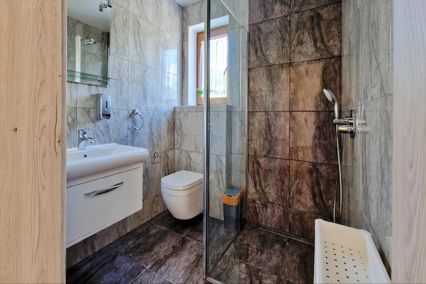 Foto van Vakantiehuis Wiśniowa met Zwembad en Bergen - Vakantiehuis in Iwierzyce - BathRoom