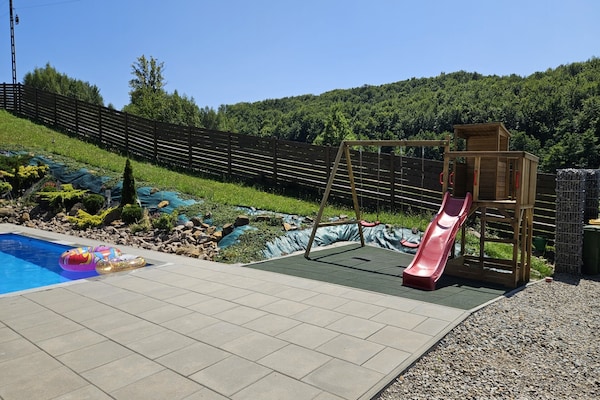 Foto van Vakantiehuis Wiśniowa met Zwembad en Bergen - Vakantiehuis in Iwierzyce - GardenSummer