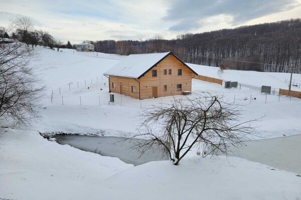 Foto van Vakantiehuis Wiśniowa met Zwembad en Bergen - Vakantiehuis in Iwierzyce - ExteriorWinter