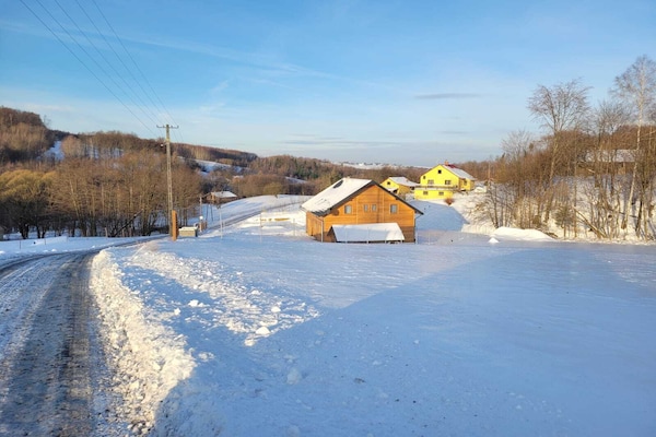 Foto van Vakantiehuis Wiśniowa met Zwembad en Bergen - Vakantiehuis in Iwierzyce - ExteriorWinter