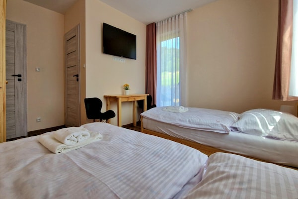 Foto van Vakantiehuis Wiśniowa met Zwembad en Bergen - Vakantiehuis in Iwierzyce - BedRoom