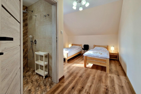 Foto van Vakantiehuis Wiśniowa met Zwembad en Bergen - Vakantiehuis in Iwierzyce - BedRoom