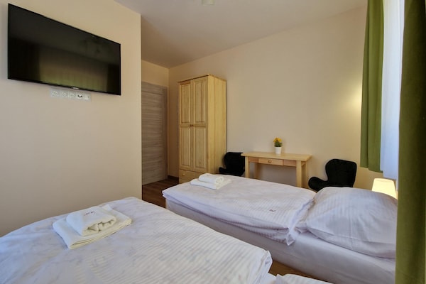 Foto van Vakantiehuis Wiśniowa met Zwembad en Bergen - Vakantiehuis in Iwierzyce - BedRoom