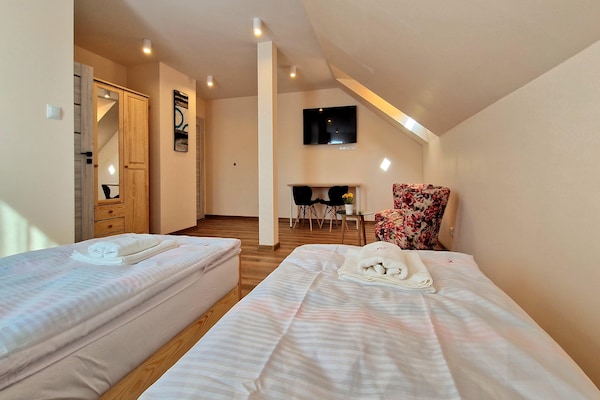 Foto van Vakantiehuis Wiśniowa met Zwembad en Bergen - Vakantiehuis in Iwierzyce - BedRoom