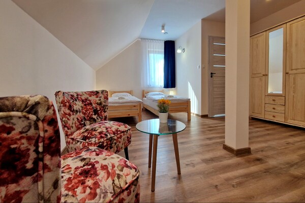 Foto van Vakantiehuis Wiśniowa met Zwembad en Bergen - Vakantiehuis in Iwierzyce - BedRoom