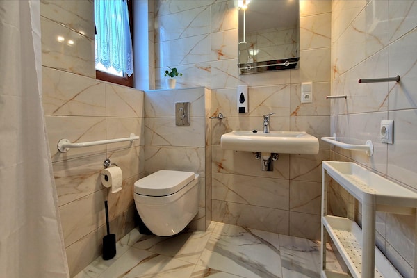 Foto van Vakantiehuis Wiśniowa met Zwembad en Bergen - Vakantiehuis in Iwierzyce - BathRoom