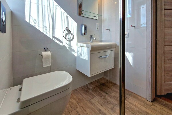 Foto van Vakantiehuis Wiśniowa met Zwembad en Bergen - Vakantiehuis in Iwierzyce - BathRoom