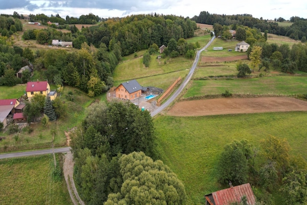 Foto van Vakantiehuis Wiśniowa met Zwembad en Bergen - Vakantiehuis in Iwierzyce - ExteriorSummer