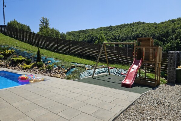 Foto van Vakantiehuis Wiśniowa met Zwembad en Bergen - Vakantiehuis in Iwierzyce - GardenSummer