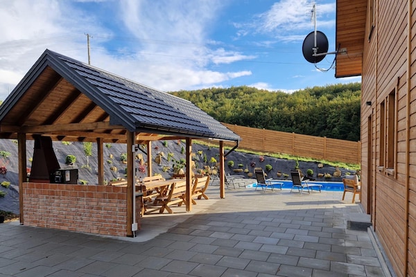 Foto van Vakantiehuis Wiśniowa met Zwembad en Bergen - Vakantiehuis in Iwierzyce - ExteriorSummer