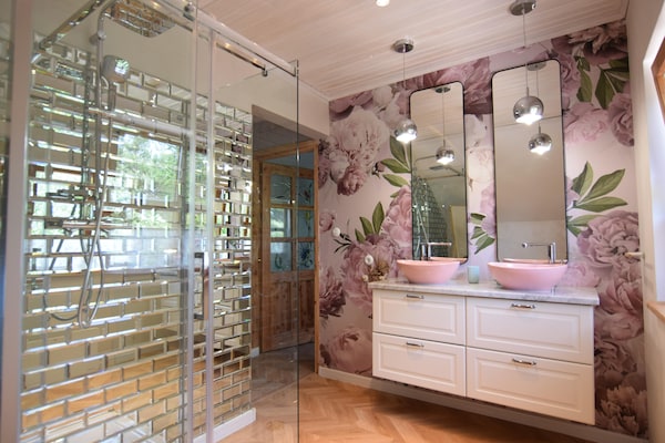 Foto van Grote vakantievilla met sauna, jacuzzi en zwembad. - BathRoom