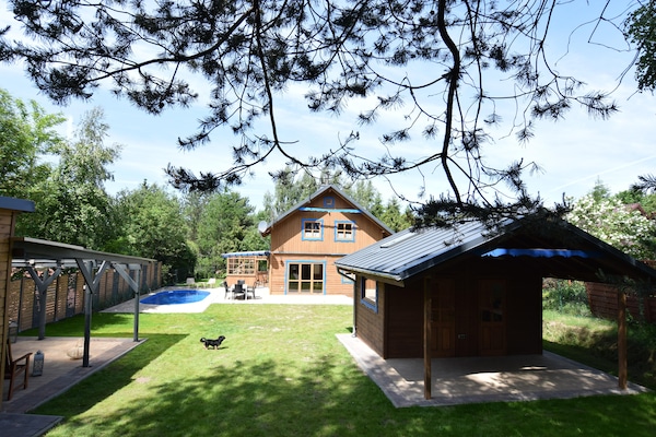 Foto van Grote vakantievilla met sauna, jacuzzi en zwembad. - ExteriorSummer